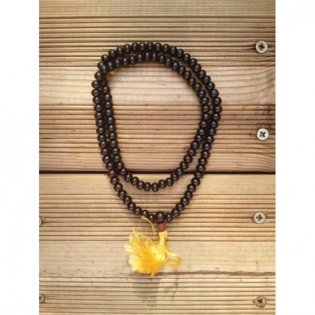 MALA TIBETAIN BOIS DE SANTAL ROUGE perle 7mm pompom jaune MALA TIBETAIN BOIS DE SANTAL ROUGE perle 7mm pompom jaune