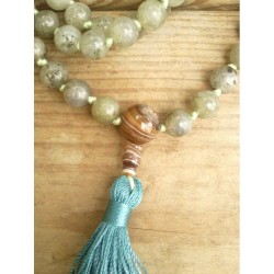 MALA TIBETAIN EN LABRADORITE 8-8.5mm noeud