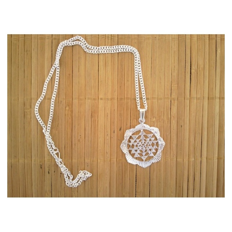 Pendentif Sri Yantra argenté avec chaine