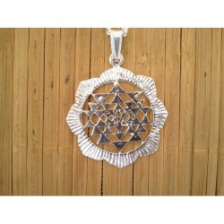 Pendentif Sri Yantra argenté avec chaine