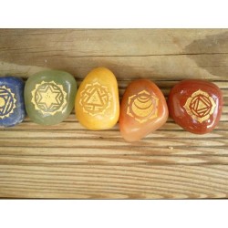 set de 7 pierres pour chakras avec symboles gravés