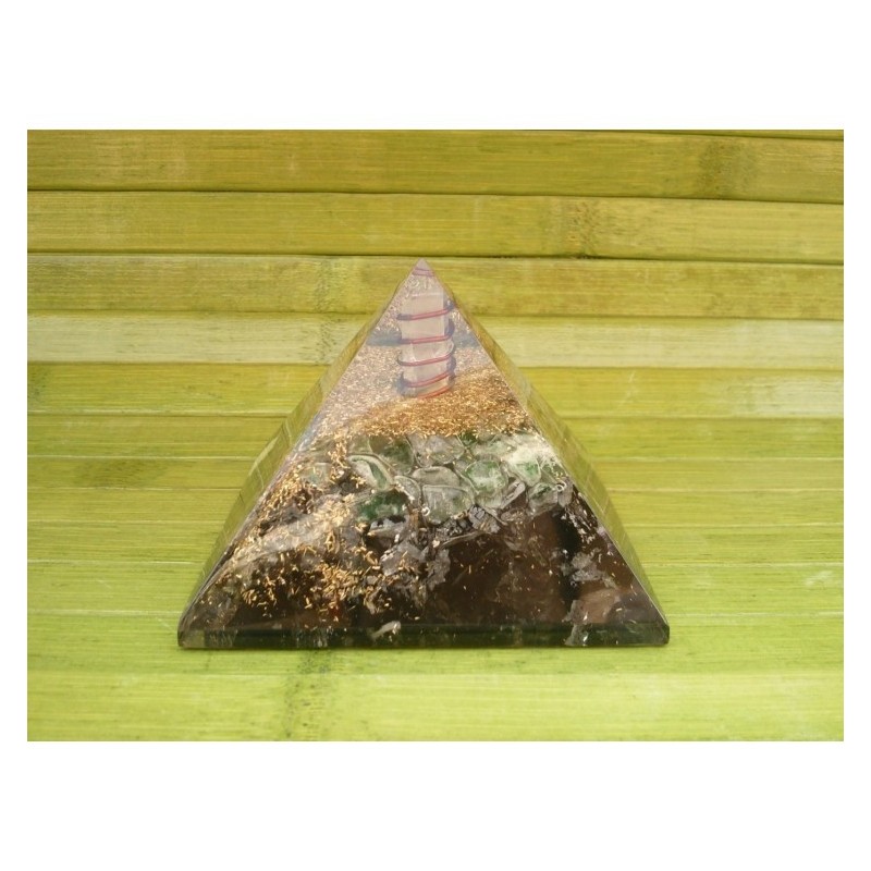 Orgonite Pyramide  Tourmaline noire et Jade 70mm