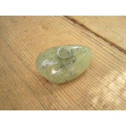 Pierre roulée de Prehnite rutilé 59grs 48.5mm