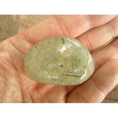 Pierre roulée de Prehnite rutilé 59grs 48.5mm