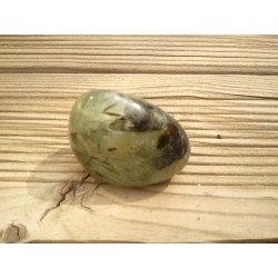 Pierre roulée de Prehnite rutilé 40grs 38.4mm