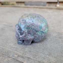 Crâne en Cyanite (Kyanite) Rubis 260grs 6cm