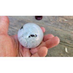 Sphère en Labradorite blanche ou Pierre de Lune 235grs 55mm