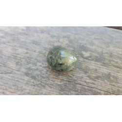 Pierre roulée de Prehnite rutilé 45grs 36mm